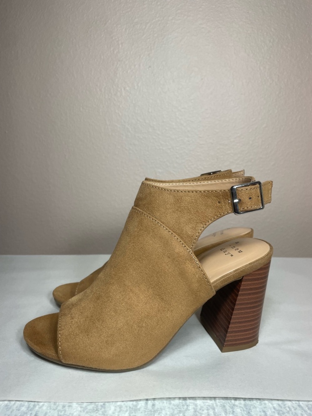A New Day Tan Suede Block Heel Sandals‎ Open Toe Buckle Strap Size 6 - Picture 6 of 11